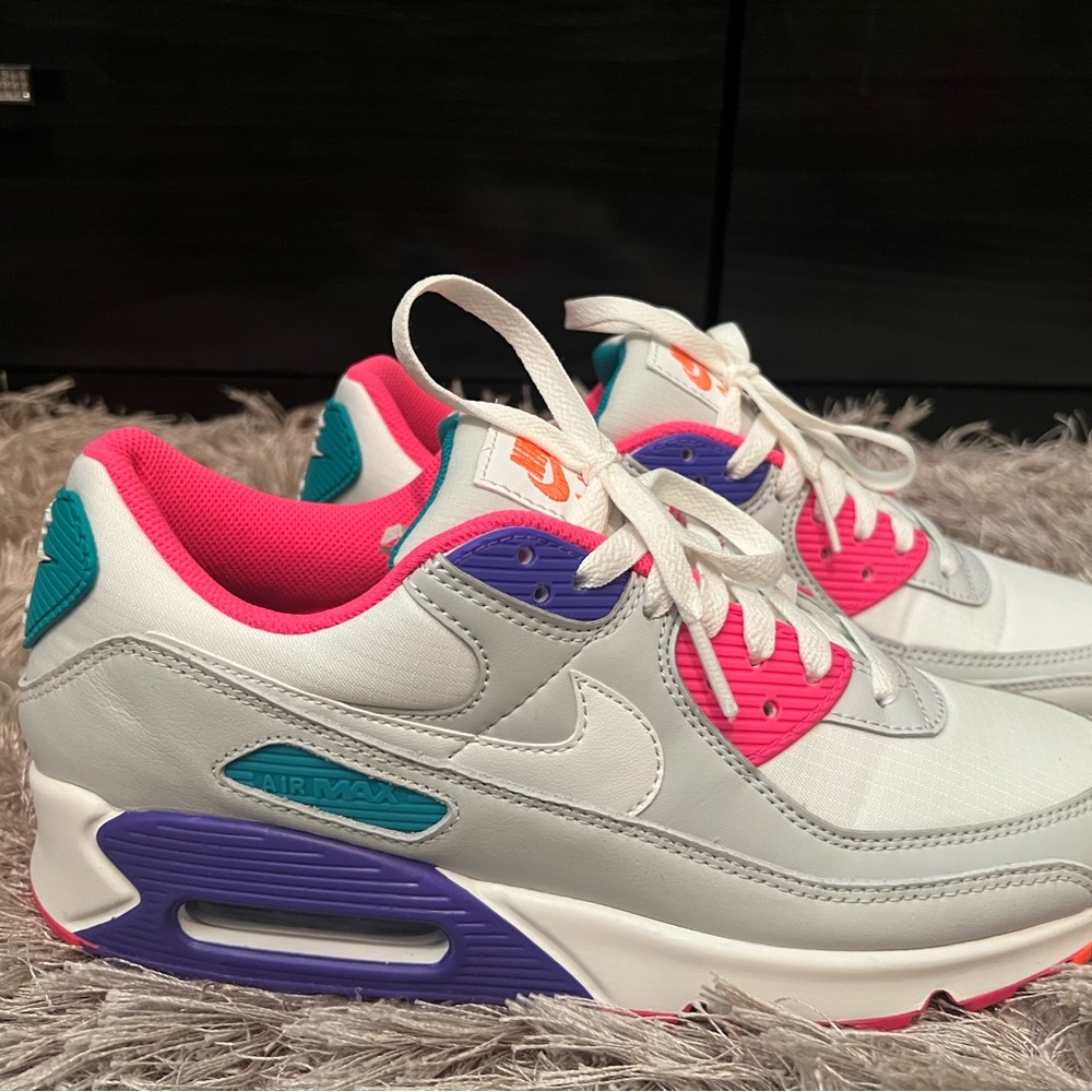 Womens Nike Air Max 90 only worn once- Size 10